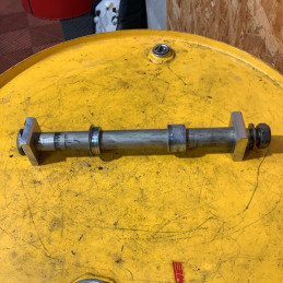 Axe de roue arrière