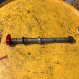 Axe de roue arrière