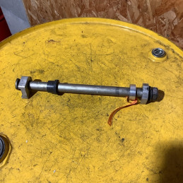 Axe de roue arrière