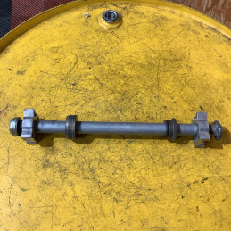 Axe de roue arrière